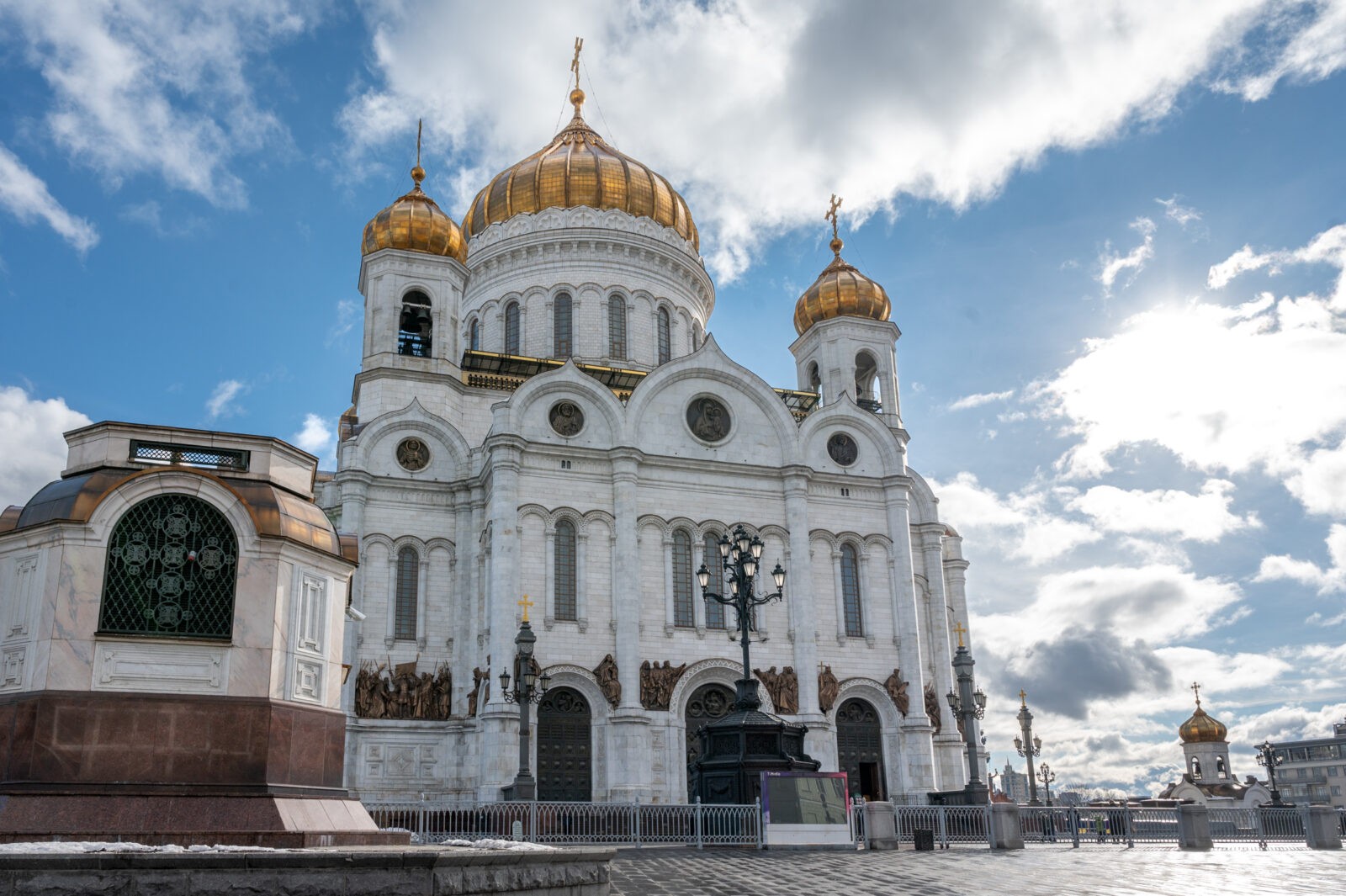 В Неделю о блудном сыне Литургию в Храме Христа Спасителя возглавил  митрополит Воскресенский Дионисий - Центральное викариатство города Москвы